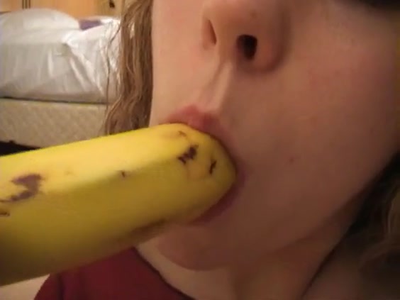 Брюнетка трахнула себя бананом в свой день рождения