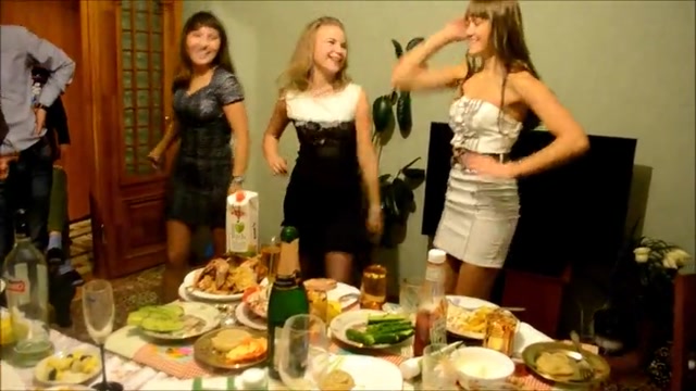 Bildschirmfoto Die Mädchen auf der Party zogen während des Tanzes ihre Schlüpfer aus)