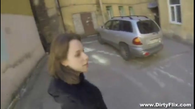 Bildschirmfoto Gesaugt im Vorgarten ihres Hauses