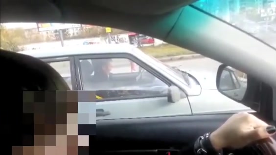 Порно девушка дрочит парню за рулем: видео найдено