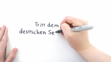 Bildschirmfoto Reife Schlampe in chic Dessous engagiert sich in Gruppensex mit Männern Porno Sex fickt zu