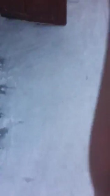 Bildschirmfoto Mädchen in Unterhosen im Freien im Winter