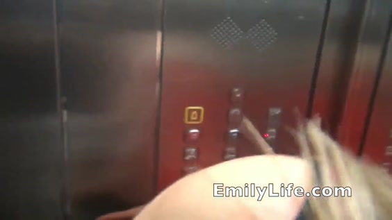 Русская девушка и ее парень сняли в лифте свое домашнее порно