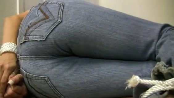 Трах в жопу Анжелики Эбби в облегающих джинсах