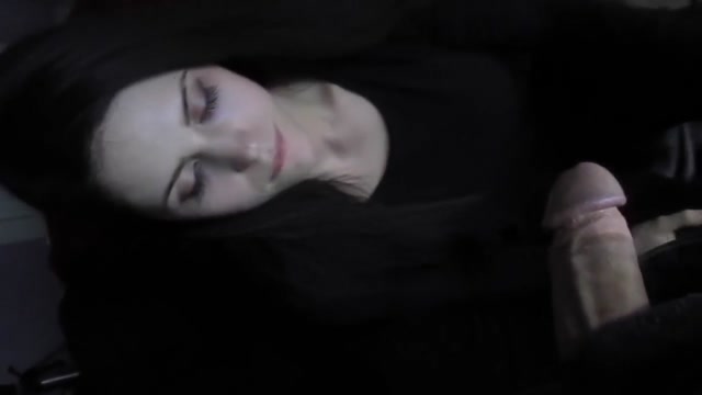 Bildschirmfoto Wunderschönes junges Mädchen saugt großen weißen Schwanz