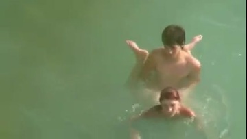 Screenshot Young Guy Fucks His Girlfriend In The Water - 2