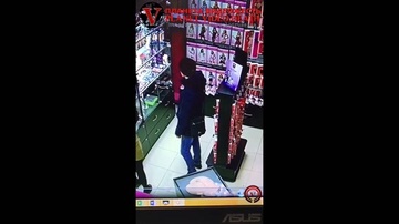 Bildschirmfoto Трахает секс игрушку в сексшопе и попался на камеру