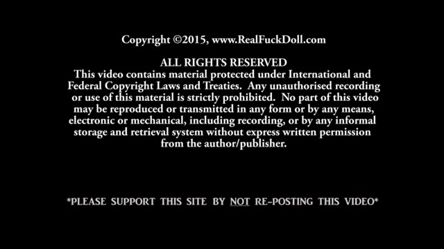 Bildschirmfoto Das Mädchen gab vor, eine Sexpuppe zu sein.