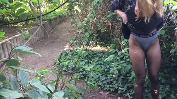 Bildschirmfoto Walks down the street and shows boobs and ass