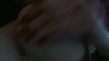 Bildschirmfoto Eine Frau in Rot masturbiert – 1