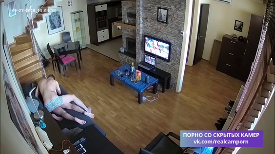 Парочка взяла видео камеру и снимают свое реальное домашнее порево