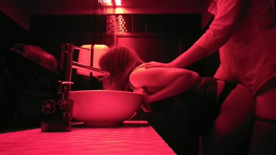 Скпытая камера в туалете клуба порно видео