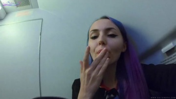 Screenshot Chick masturbates in the aircraft toilet until the stewardess caught her