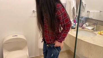 Screenshot I Hid with my Friend DahiSweet in the Bathroom and I Finger Fuck her