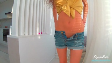 Screenshot A Pretty Girl in Denim Shorts with a Perfect Ass Masturbates until she Gets a Huge Squirt- Squir7