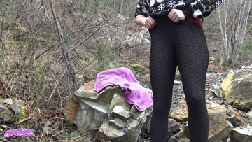 Screenshot I Touch myself in the Forest, I make myself Cum and Squirt far away