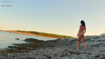 Screenshot GentlyPerv CUMS ON MissSexyRoom at a beach. A beautiful real TROIA ITALIANA at work