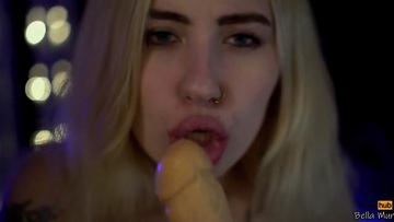 Screenshot Pretty Woman Sucks Dildo