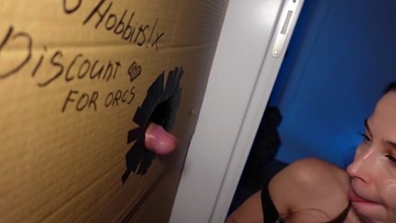 Screenshot Gloryhole Fantasy Brothel - Sweetie elf serving with her mouth