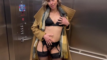 Screenshot Public fun in changing room and restaurant with Lush remote controlled vibrator