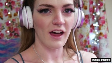 Screenshot Carly Rae Summers Reacts to GOOD GIRLS LIKE IT ROUGH ´