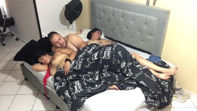 Bildschirmfoto Мой муж трахается с моей лучшей подругой прямо у нас на кровати