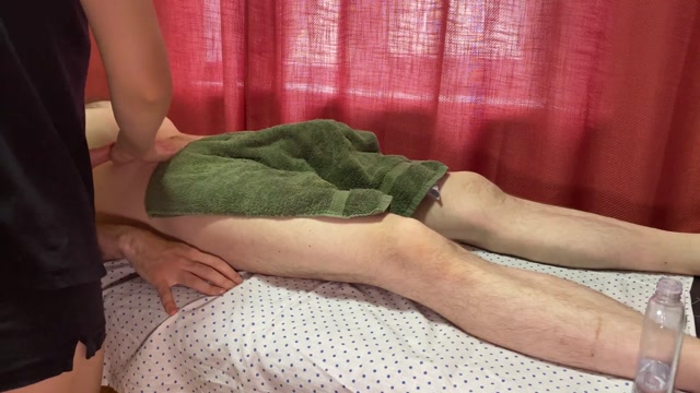 Bildschirmfoto Client persuaded the massage therapist for a Blowjob. Cum in mouth 4K