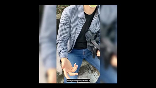 Bildschirmfoto Латинская девушка дает деньги мужчине за секс в публичном месте
