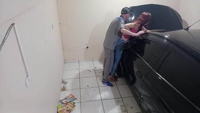 Bildschirmfoto Slutty young woman takes her car to the mechanic and fucks the employee!