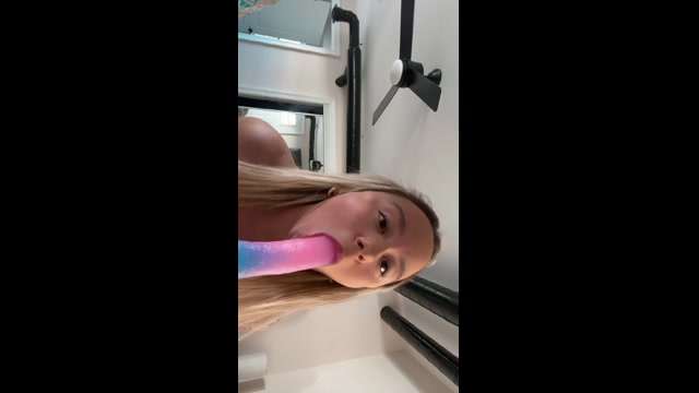 Screenshot Hot blondes give you passionate instructions for your pleasure