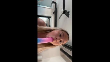 Screenshot Hot blondes give you passionate instructions for your pleasure