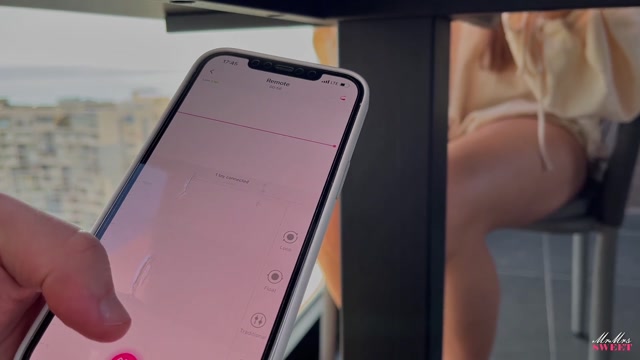 Bildschirmfoto Public squirt from vibrator control - Girl have multiple orgasm in the cafe