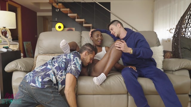 Bildschirmfoto CUCKOLD Oral SEX for the African hot Girlfriend of my Spanish friend while we were playing games!!!