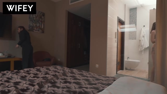 Bildschirmfoto Горячая жена трахается с сантехником в отеле