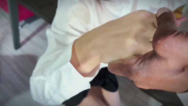 Bildschirmfoto A cute student gets a huge black cock from her teacher, who's endowed with a monstrous member