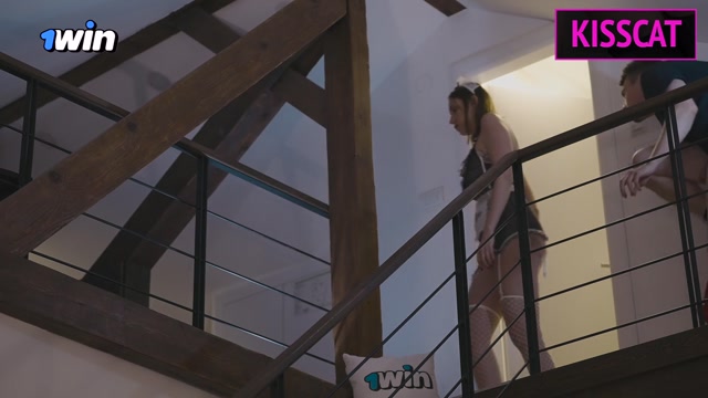 Bildschirmfoto Сочная горничная в первый день: Голый мужчина, мытье члена с минетиком, ночной сюрприз с сексом и кремпаем
