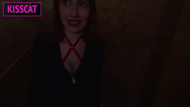 Bildschirmfoto Горячая жена неожиданно принимает фаната в отеле, пока счастливый супруг наслаждается зрелищем измены и страстного тройничка