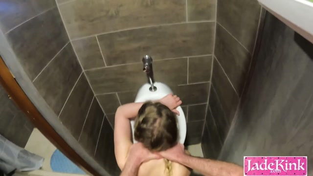 Bildschirmfoto Любительское видео: страстный минет и жесткий доггистайл в туалете