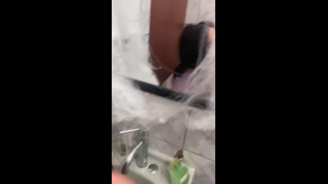 Bildschirmfoto Пьяненькая застукала меня в туалете и захотела пососать