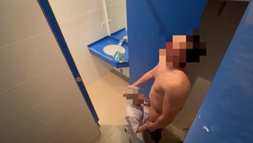 Screenshot Dick Flash! I surprise the cleaning girl from the gym and she helps me finish with a blowjob