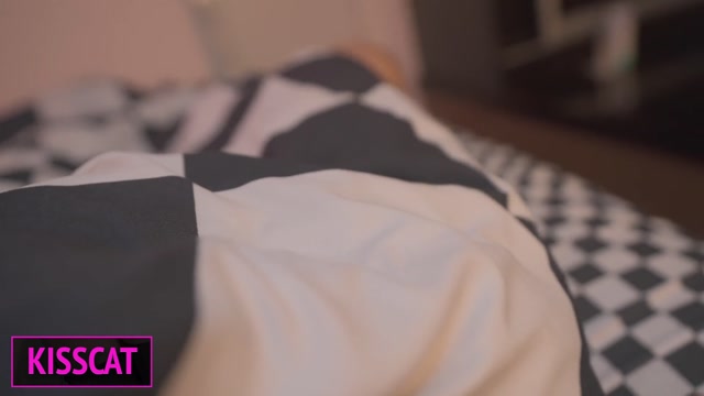 Bildschirmfoto S3E7: A stepson caught his two stepmothers having lesbian sex and fucked them both in the same bed until they squirted