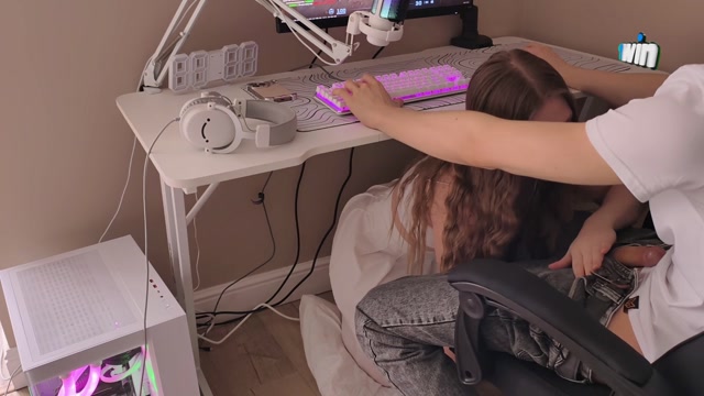 Bildschirmfoto I Distract My Roommate With A Blowjob From Playing CS And He Fucked Me In The End.😳