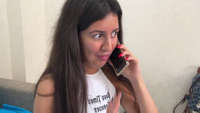 Bildschirmfoto Изменщица разговаривает с мужем по телефону, пока её страстный любовник жестко трахает