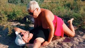 Screenshot Sex with a stranger on the beach