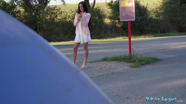Bildschirmfoto Глубокий минет и жесткий секс на природе с миниатюрной арабкой