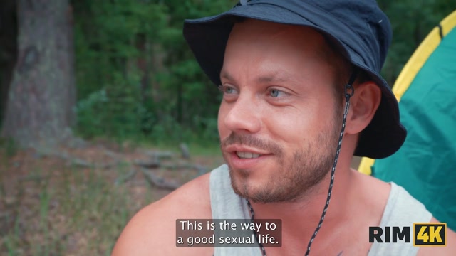 Bildschirmfoto RIM4K. Partner swapping, mutual oral sex, and rough anal sex in the woods