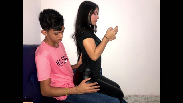 Bildschirmfoto Моя горячая подруга признается что ее узкая киска хочет трахаться
