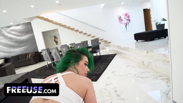 Bildschirmfoto За каждым успешным мужчиной стоит женщина, готовая обслуживать его ртом и киской круглосуточно