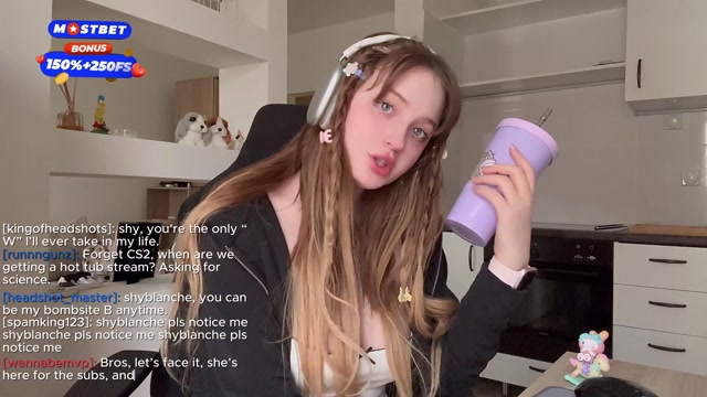 Bildschirmfoto Случайно разделась на Twitch!! Пришлось кончить, ведь меня всё равно бы ЗАБАНИЛИ…